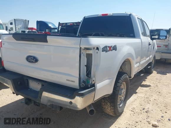 2019 Ford F-250 XL z VIN 1FT7X2B67KEE59717, wystawiony jako IAAI lot #42919060 z przebiegiem Nie podano mil oraz . Historia ofert i sprzedaży dostępna na DreamBid. Obrazek 4.