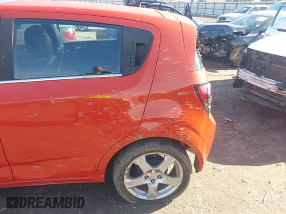 2013 Chevrolet Sonic LTZ с VIN 1G1JE6SB7D4114091, выставлен на аукционе IAAI как лот 41148217 с пробегом 199 473 миль миль и . История ставок и продаж доступна на DreamBid. Изображение 15.