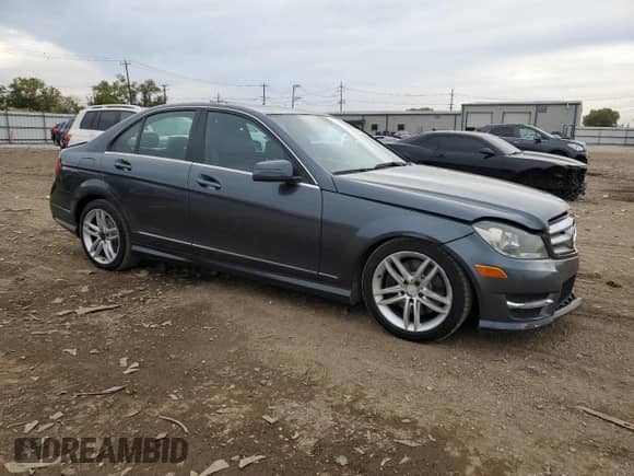 2013 Mercedes-Benz C 300 Luxury z VIN WDDGF8AB8DA791881, wystawiony jako Copart lot #87446505 z przebiegiem 304 962 mil mil oraz Czysty tytuł • Clean title. Historia ofert i sprzedaży dostępna na DreamBid. Obrazek 4.