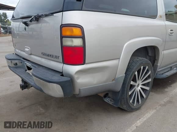 2004 Chevrolet Suburban LS z VIN 3GNFK16Z04G134581, wystawiony jako IAAI lot #41928119 z przebiegiem 300 725 mil mil oraz . Historia ofert i sprzedaży dostępna na DreamBid. Obrazek 6.