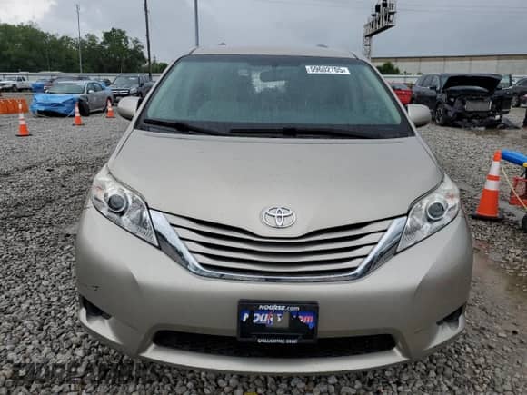 2017 Toyota Sienna LE Auto Access Seat z VIN 5TDKZ3DC1HS795802, wystawiony jako Copart lot #59602705 z przebiegiem 131 980 mil mil oraz Szkoda całkowita • Salvage title. Historia ofert i sprzedaży dostępna na DreamBid. Obrazek 5.