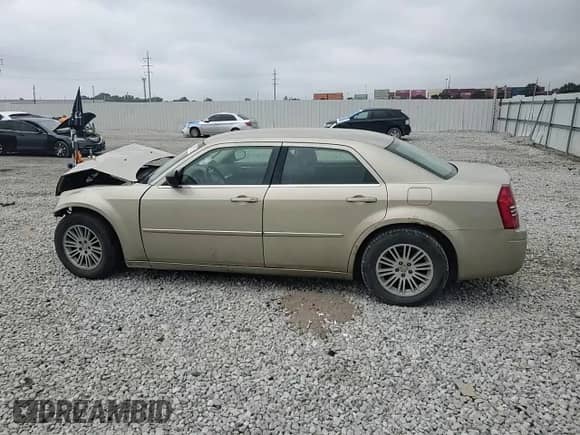 2009 Chrysler 300 LX z VIN 2C3KA43DX9H565543, wystawiony jako Copart lot #69347515 z przebiegiem 145 660 mil mil oraz Szkoda całkowita • Salvage title. Historia ofert i sprzedaży dostępna na DreamBid. Obrazek 14.