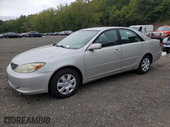 2002 Toyota Camry XLE z VIN 4T1BE32K02U598267, wystawiony jako Copart lot #67682135 z przebiegiem 101 134 mil mil oraz Czysty tytuł • Clean title. Historia ofert i sprzedaży dostępna na DreamBid. Obrazek 1.