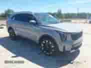 2024 Kia Sorento SX z VIN 5XYRK4JF2RG303784, wystawiony jako IAAI lot #41860346 z przebiegiem 8 978 mil mil oraz . Historia ofert i sprzedaży dostępna na DreamBid. Obrazek 1.
