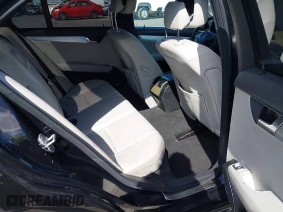 2011 Mercedes-Benz C 300 Sport z VIN WDDGF5EB3BR180681, wystawiony jako IAAI lot #43427281 z przebiegiem 219 550 mil mil oraz . Historia ofert i sprzedaży dostępna na DreamBid. Obrazek 8.