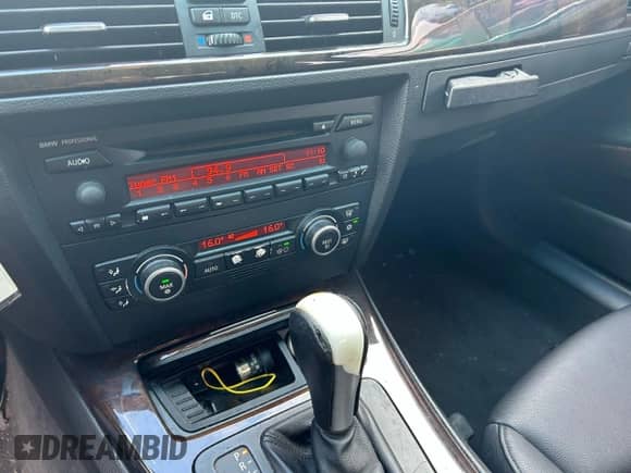 2007 BMW 3 Series 328i z VIN WBAVA37557NE29329, wystawiony jako Copart lot #90951755 z przebiegiem 168 081 mil mil oraz Czysty tytuł • Clean title. Historia ofert i sprzedaży dostępna na DreamBid. Obrazek 12.