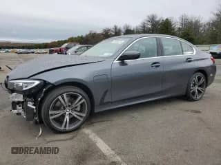 2021 BMW 3 Series 330e xDrive z VIN 3MW5P9J02M8B64508, wystawiony jako Copart lot #73336224 z przebiegiem 28 822 mil mil oraz Szkoda całkowita • Salvage title. Historia ofert i sprzedaży dostępna na DreamBid. Obrazek 1.