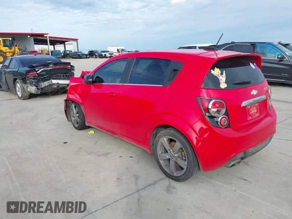 2016 Chevrolet Sonic RS z VIN 1G1JG6SB6G4168724, wystawiony jako IAAI lot #41363232 z przebiegiem 99 818 mil mil oraz . Historia ofert i sprzedaży dostępna na DreamBid. Obrazek 3.