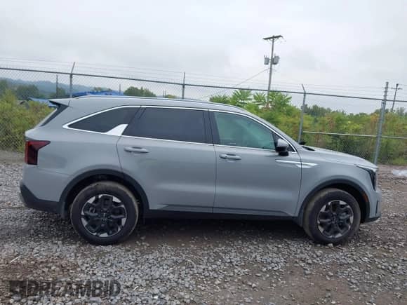 2025 Kia Sorento S с VIN 5XYRLDJCXSG332491, выставлен на аукционе IAAI как лот 43003969 с пробегом 1 969 миль миль и . История ставок и продаж доступна на DreamBid. Изображение 13.