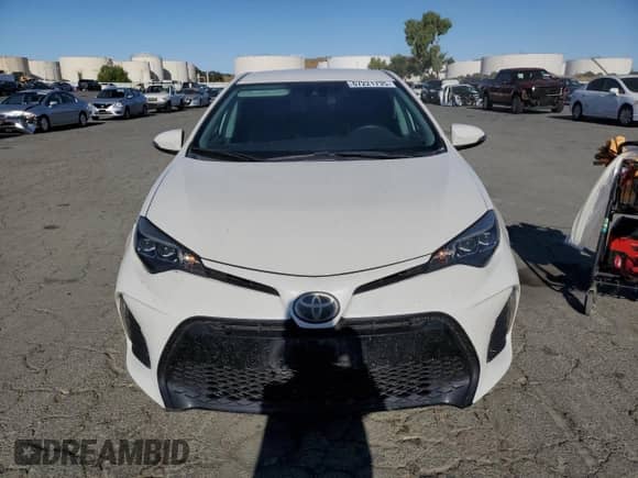 2019 Toyota Corolla XLE z VIN 5YFBURHEXKP881316, wystawiony jako Copart lot #67221735 z przebiegiem 84 488 mil mil oraz Szkoda całkowita • Salvage title. Historia ofert i sprzedaży dostępna na DreamBid. Obrazek 5.