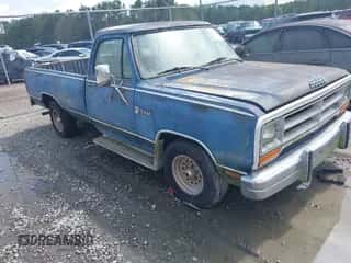 1987 Dodge Trucks z VIN 1B7HD14T3HS523739, wystawiony jako IAAI lot #42426820 z przebiegiem 33 691 mil mil oraz . Historia ofert i sprzedaży dostępna na DreamBid. Obrazek 1.
