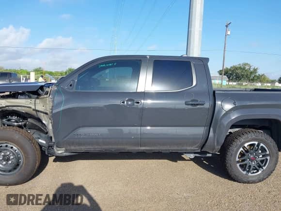 2025 Toyota Tacoma SR z VIN 3TMLB5JN1SM112238, wystawiony jako IAAI lot #43055742 z przebiegiem 3 958 mil mil oraz . Historia ofert i sprzedaży dostępna na DreamBid. Obrazek 15.