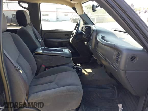 2005 Chevrolet Silverado 1500 LS z VIN 2GCEC13T851118155, wystawiony jako IAAI lot #43324638 z przebiegiem 218 021 mil mil oraz . Historia ofert i sprzedaży dostępna na DreamBid. Obrazek 5.