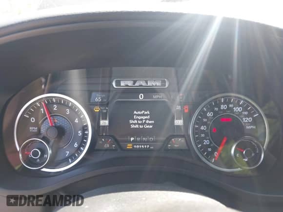 2019 Ram 1500 Big Horn z VIN 1C6RRFFG9KN799360, wystawiony jako IAAI lot #42813232 z przebiegiem 101 517 mil mil oraz . Historia ofert i sprzedaży dostępna na DreamBid. Obrazek 7.