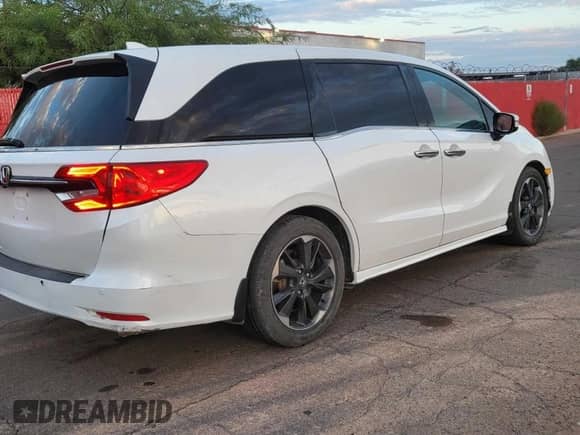 2022 Honda Odyssey Elite z VIN 5FNRL6H92NB003138, wystawiony jako Copart lot #86850785 z przebiegiem 61 156 mil mil oraz Czysty tytuł • Clean title. Historia ofert i sprzedaży dostępna na DreamBid. Obrazek 4.