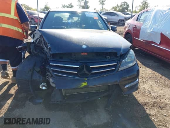 2014 Mercedes-Benz C 300 Sport z VIN WDDGF8AB9ER321586, wystawiony jako IAAI lot #43082118 z przebiegiem 169 799 mil mil oraz . Historia ofert i sprzedaży dostępna na DreamBid. Obrazek 6.