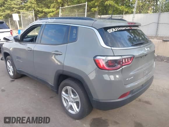 2023 Jeep Compass Latitude z VIN 3C4NJDBN9PT546487, wystawiony jako IAAI lot #43053671 z przebiegiem 16 170 mil mil oraz . Historia ofert i sprzedaży dostępna na DreamBid. Obrazek 3.