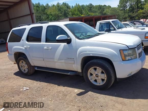 2011 Chevrolet Tahoe LT z VIN 1GNSCBE01BR377494, wystawiony jako IAAI lot #43048354 z przebiegiem 212 474 mil mil oraz . Historia ofert i sprzedaży dostępna na DreamBid. Obrazek 13.
