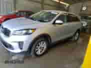 2019 Kia Sorento LX z VIN 5XYPGDA30KG525079, wystawiony jako Copart lot #70929805 z przebiegiem 136 035 mil mil oraz Czysty tytuł • Clean title. Historia ofert i sprzedaży dostępna na DreamBid. Obrazek 1.