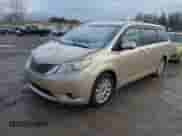 2012 Toyota Sienna XLE z VIN 5TDDK3DCXCS047040, wystawiony jako IAAI lot #41494904 z przebiegiem 117 696 mil mil oraz . Historia ofert i sprzedaży dostępna na DreamBid. Obrazek 2.