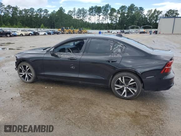 2025 Volvo S60 Core z VIN 7JRL12GJ8SG367440, wystawiony jako Copart lot #66937375 z przebiegiem 3 672 mil mil oraz Szkoda całkowita • Salvage title. Historia ofert i sprzedaży dostępna na DreamBid. Obrazek 2.