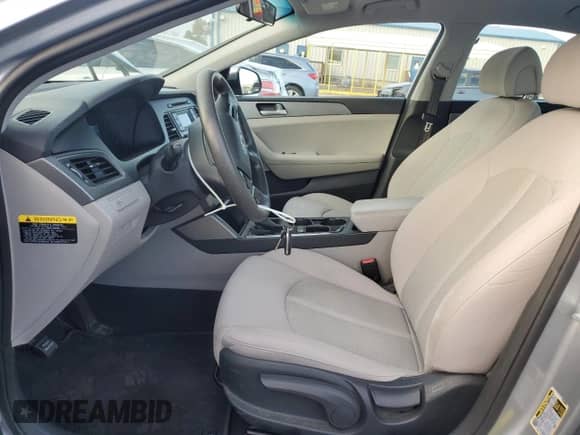 2015 Hyundai Sonata SE с VIN 5NPE24AF1FH007593, выставлен на аукционе Copart как лот 82631145 с пробегом 215 450 миль миль и Чистый • Clean title. История ставок и продаж доступна на DreamBid. Изображение 7.