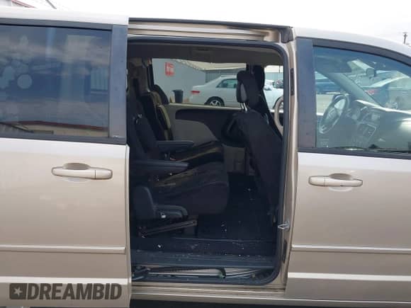 2013 Dodge Grand Caravan SXT z VIN 2C4RDGCG6DR580721, wystawiony jako IAAI lot #43040666 z przebiegiem 206 777 mil mil oraz . Historia ofert i sprzedaży dostępna na DreamBid. Obrazek 8.