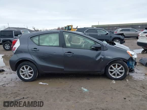 2014 Toyota Prius One z VIN JTDKDTB35E1071329, wystawiony jako IAAI lot #41908318 z przebiegiem Nie podano mil oraz . Historia ofert i sprzedaży dostępna na DreamBid. Obrazek 14.