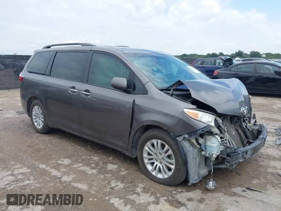 2017 Toyota Sienna XLE Auto Access Seat z VIN 5TDYZ3DC9HS796108, wystawiony jako IAAI lot #43032783 z przebiegiem 147 959 mil mil oraz . Historia ofert i sprzedaży dostępna na DreamBid. Obrazek 1.