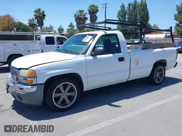 2005 GMC Sierra 1500 Work Truck z VIN 1GTEC14X75Z175455, wystawiony jako IAAI lot #42353284 z przebiegiem 255 724 mil mil oraz . Historia ofert i sprzedaży dostępna na DreamBid. Obrazek 2.