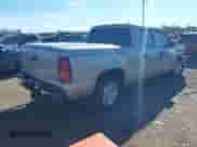2005 Chevrolet Silverado 1500 LS z VIN 2GCEC13T651224619, wystawiony jako IAAI lot #41663773 z przebiegiem 190 453 mil mil oraz . Historia ofert i sprzedaży dostępna na DreamBid. Obrazek 4.