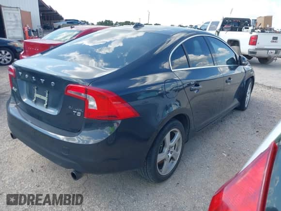2013 Volvo S60 T5 Premier z VIN YV1612FS6D2185459, wystawiony jako IAAI lot #42867641 z przebiegiem 167 059 mil mil oraz . Historia ofert i sprzedaży dostępna na DreamBid. Obrazek 4.