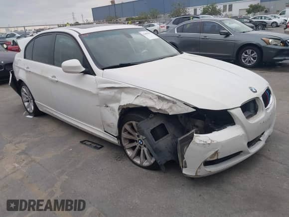 2011 BMW 3 Series 328i с VIN WBAPH5G59BNM75221, выставлен на аукционе IAAI как лот 43402293 с пробегом 155 551 миль миль и . История ставок и продаж доступна на DreamBid. Изображение 1.