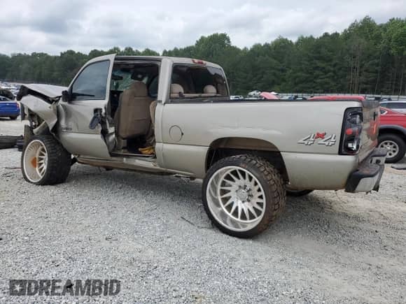 2001 Chevrolet Silverado 2500HD LS z VIN 1GCHK29171E229509, wystawiony jako Copart lot #60524705 z przebiegiem Nie podano mil oraz Szkoda całkowita • Salvage title. Historia ofert i sprzedaży dostępna na DreamBid. Obrazek 2.