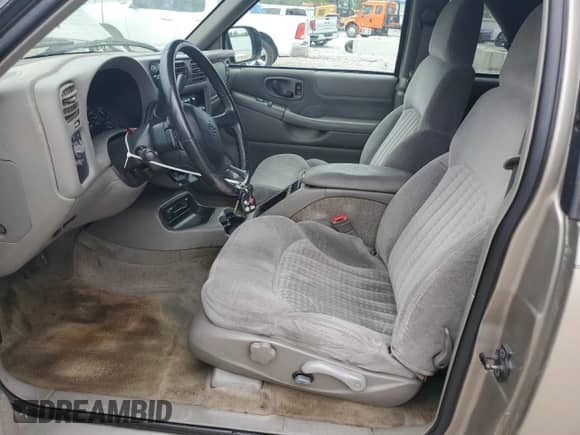 2000 Chevrolet Blazer LS с VIN 1GNCT18W2YK237969, выставлен на аукционе Copart как лот 69813985 с пробегом 250 768 миль миль и Списание • Salvage title. История ставок и продаж доступна на DreamBid. Изображение 7.