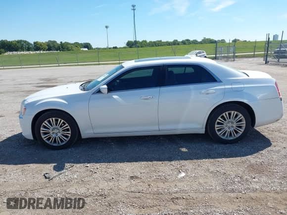 2014 Chrysler 300 с VIN 2C3CCARGXEH211742, выставлен на аукционе IAAI как лот 43110813 с пробегом 184 642 миль миль и . История ставок и продаж доступна на DreamBid. Изображение 14.