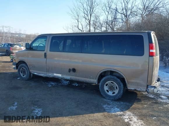 2003 Chevrolet Express Passenger z VIN 1GAHG39U231165089, wystawiony jako IAAI lot #41413683 z przebiegiem 336 569 mil mil oraz . Historia ofert i sprzedaży dostępna na DreamBid. Obrazek 3.