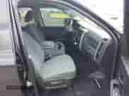 2014 Ram 1500 Express z VIN 1C6RR7FT5ES274384, wystawiony jako IAAI lot #42949313 z przebiegiem 179 200 mil mil oraz . Historia ofert i sprzedaży dostępna na DreamBid. Obrazek 5.