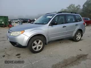 2013 Subaru Forester X z VIN JF2SHABC0DH413379, wystawiony jako Copart lot #81877155 z przebiegiem 165 562 mil mil oraz Szkoda całkowita • Salvage title. Historia ofert i sprzedaży dostępna na DreamBid. Obrazek 1.