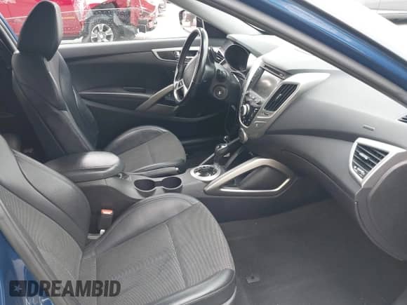 2015 Hyundai Veloster z VIN KMHTC6AD0FU243328, wystawiony jako IAAI lot #42439313 z przebiegiem 96 997 mil mil oraz . Historia ofert i sprzedaży dostępna na DreamBid. Obrazek 5.