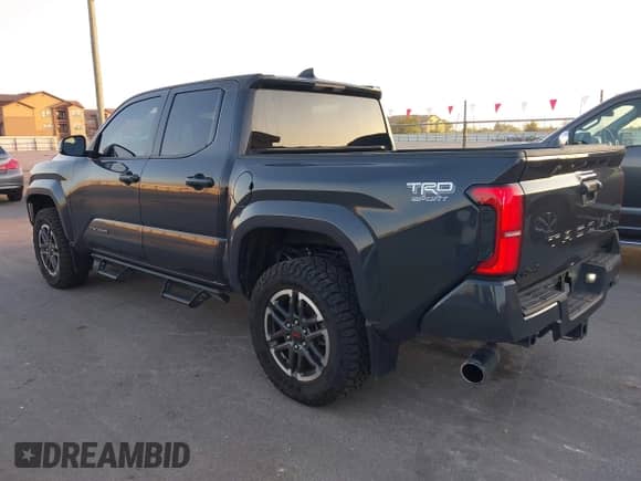 2024 Toyota Tacoma SR5 z VIN 3TMLB5JN8RM080821, wystawiony jako IAAI lot #43198796 z przebiegiem 13 169 mil mil oraz . Historia ofert i sprzedaży dostępna na DreamBid. Obrazek 3.