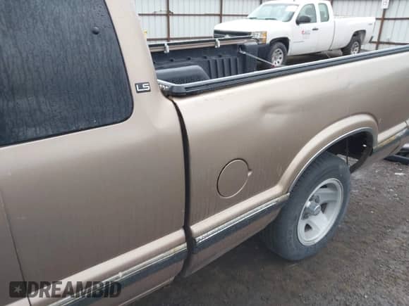 1996 Chevrolet S-10 LS z VIN 1GCCS19X2T8222106, wystawiony jako IAAI lot #42262367 z przebiegiem 103 976 mil mil oraz . Historia ofert i sprzedaży dostępna na DreamBid. Obrazek 14.