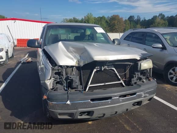2005 Chevrolet Silverado 1500 LS z VIN 2GCEC19V751152385, wystawiony jako IAAI lot #43360918 z przebiegiem 158 152 mil mil oraz . Historia ofert i sprzedaży dostępna na DreamBid. Obrazek 6.