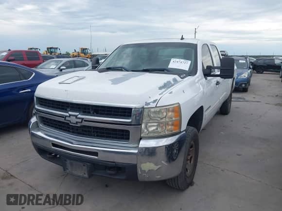2008 Chevrolet Silverado 2500HD 1LT z VIN 1GCHC23KX8F104183, wystawiony jako IAAI lot #42474727 z przebiegiem 284 682 mil mil oraz . Historia ofert i sprzedaży dostępna na DreamBid. Obrazek 2.