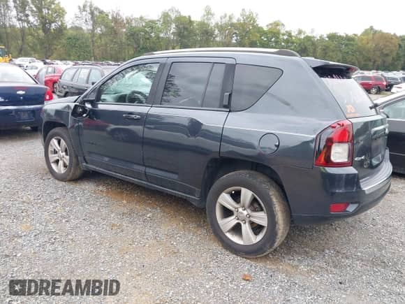 2015 Jeep Compass Latitude z VIN 1C4NJDEB1FD324581, wystawiony jako IAAI lot #43299306 z przebiegiem 97 094 mil mil oraz . Historia ofert i sprzedaży dostępna na DreamBid. Obrazek 3.