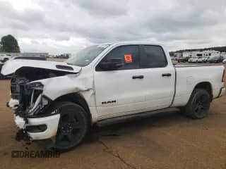 2023 Ram 1500 Big Horn z VIN 1C6RREBT1PN686636, wystawiony jako Copart lot #70512154 z przebiegiem 18 699 mil mil oraz Szkoda całkowita • Salvage title. Historia ofert i sprzedaży dostępna na DreamBid. Obrazek 1.