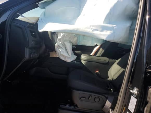 2024 Chevrolet Suburban LS z VIN 1GNSKBKD7RR381490, wystawiony jako Copart lot #52679135 z przebiegiem Nie podano mil oraz Szkoda całkowita • Salvage title. Historia ofert i sprzedaży dostępna na DreamBid. Obrazek 7.