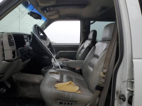 1998 Chevrolet Suburban with VIN 3GNEC16R0WG132048, listed as a Copart auction lot 83964894 with 176,524 mi miles and Non repairable. Bid and sale history available at DreamBid. Image 7.