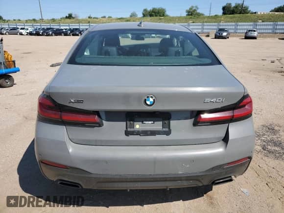 2022 BMW 5 Series 540i xDrive z VIN WBA73BJ01NWX68037, wystawiony jako Copart lot #71298785 z przebiegiem Nie podano mil oraz Szkoda całkowita • Salvage title. Historia ofert i sprzedaży dostępna na DreamBid. Obrazek 6.