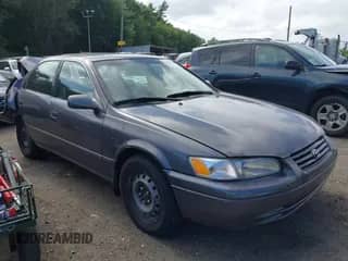 1998 Toyota Camry LE z VIN JT2BF28K5W0112836, wystawiony jako IAAI lot #42638870 z przebiegiem 195 216 mil mil oraz . Historia ofert i sprzedaży dostępna na DreamBid. Obrazek 1.